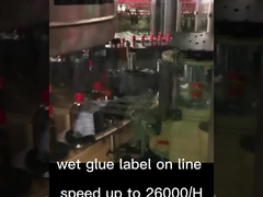 Nhãn keo ướt trên dây chuyền sản xuất,nhãn keo rượu vang đang sản xuất